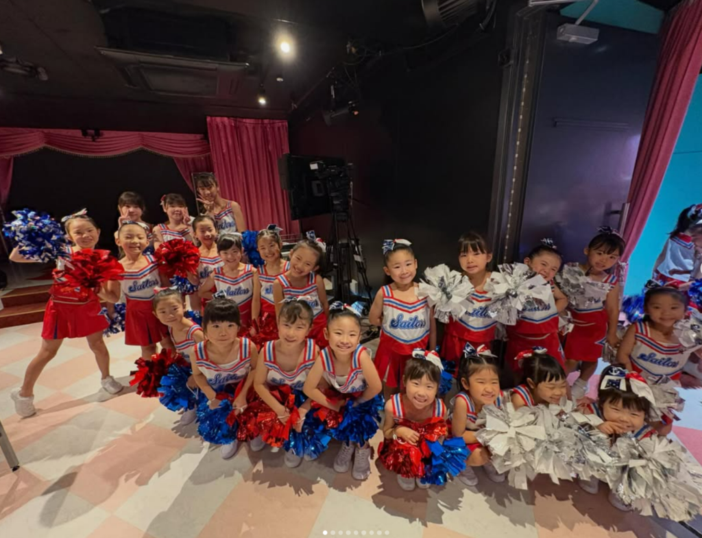 バレエクラス🩰🤍✨ 丁寧に身体を使うことで 全ての踊りに生きてくるよ♡ 真剣にお話に耳を傾けて 自分の準備を整えて お友達と柔軟してコツコツ積み重ねよう✨ #名古屋習い事 #バレエ#チアダンス #池下